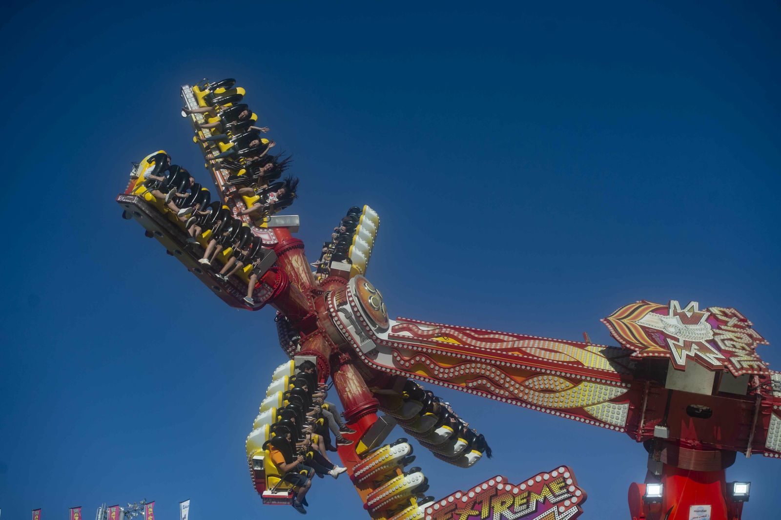 El botellón y la calle del Infierno de la Feria, en imágenes