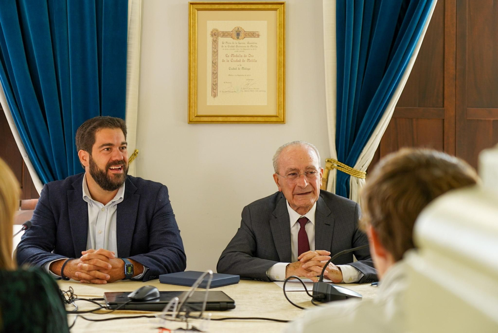 Antonio Medina, subcampeón del mundo de IQFoil juvenil, recibido en el Ayuntamiento