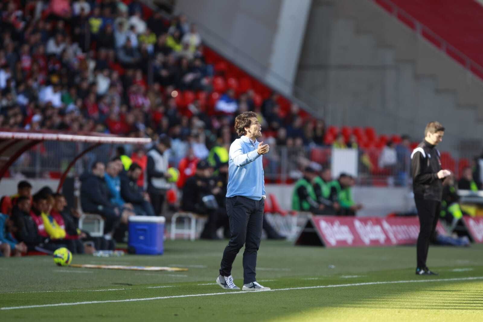 Rubi da indicaciones desde su banquillo durante un momento del partido contra el Villarreal.