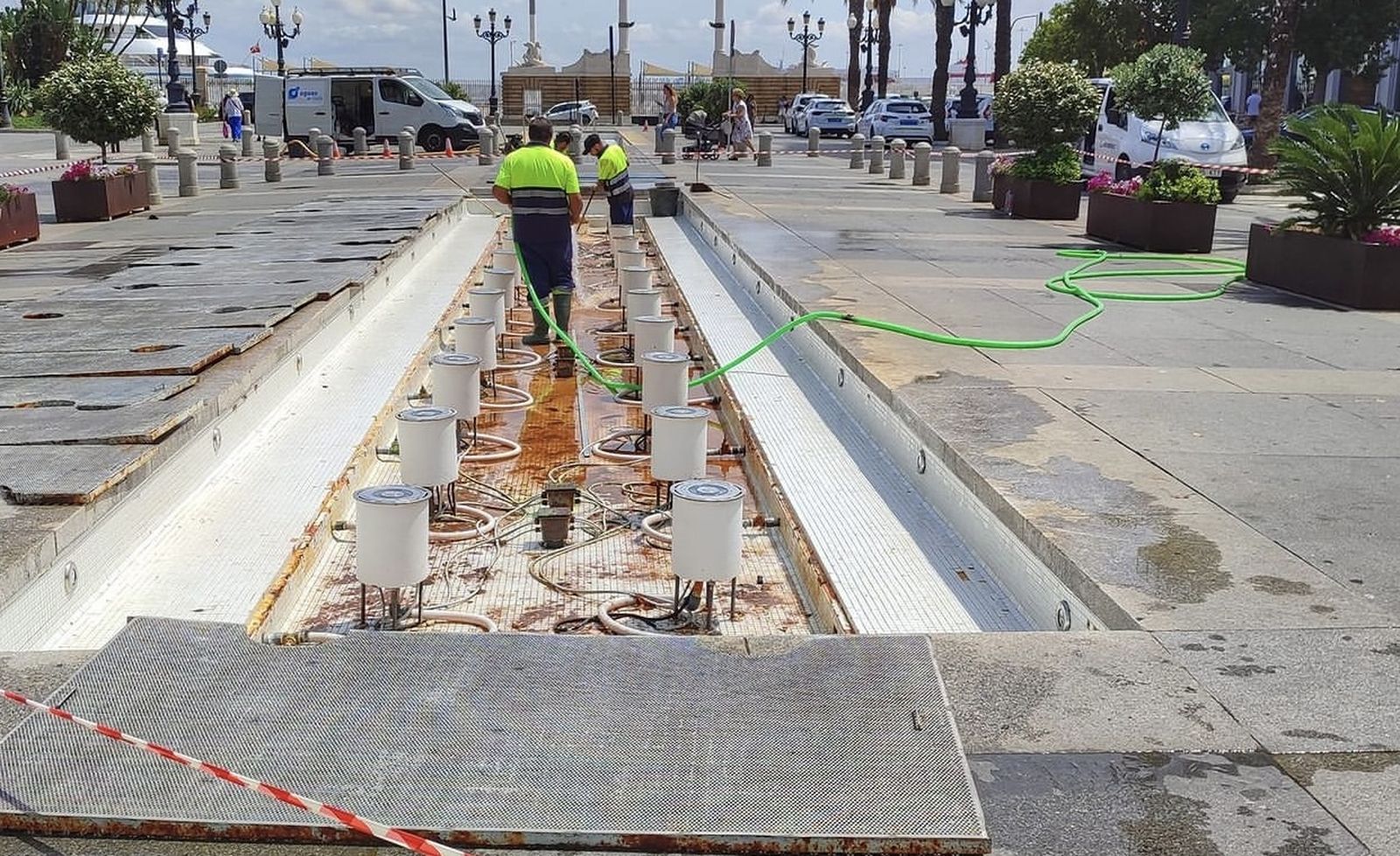 La limpieza de la fuente. Foto Eulogio