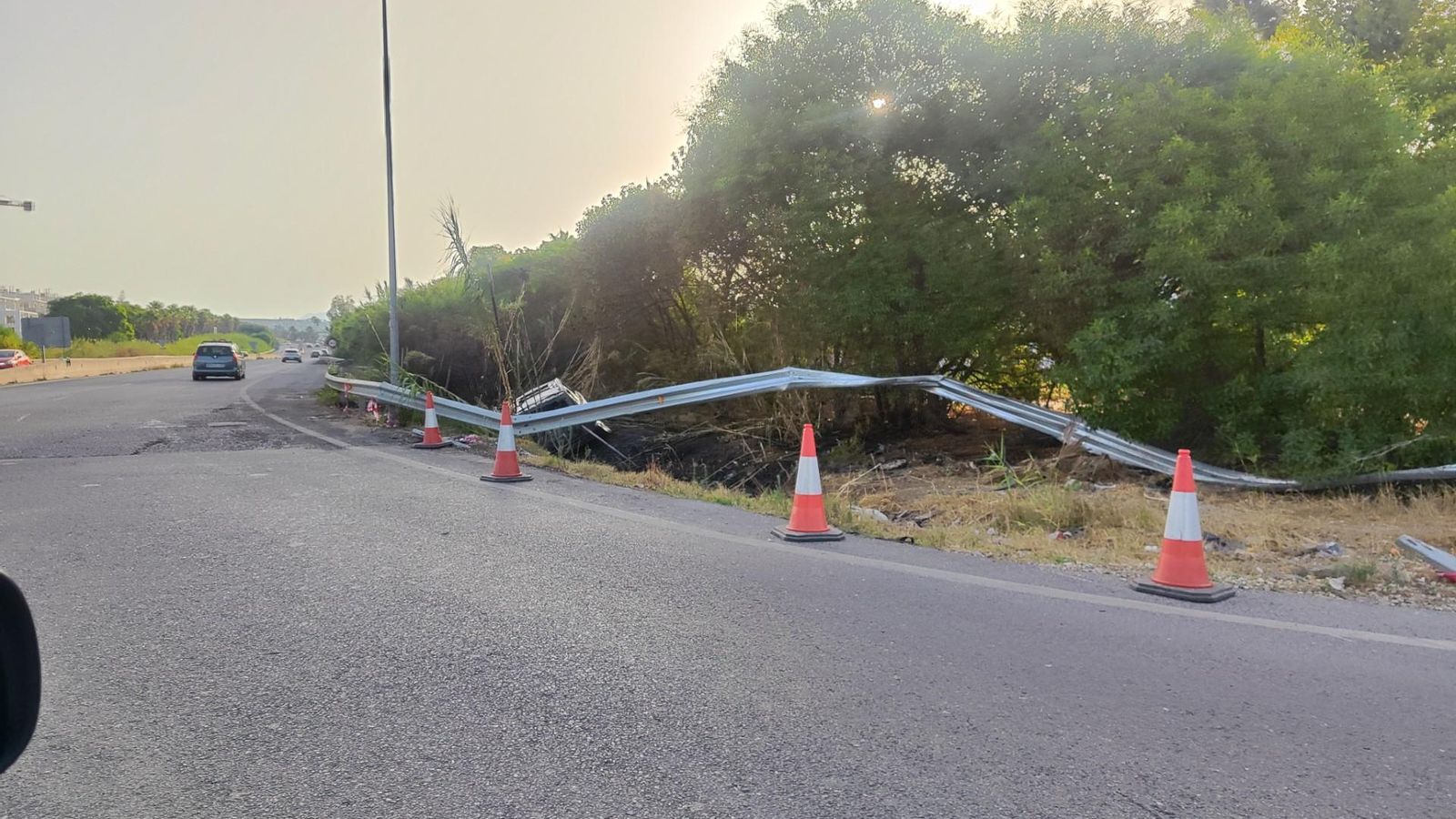 Estado en el que se encuentra el quitamiedos instalado junto a la rotonda.