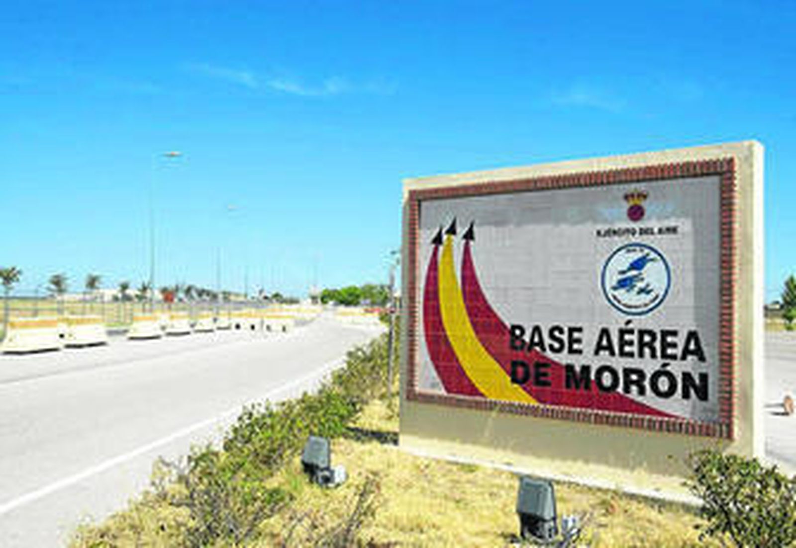 Uno de los accesos a la base aérea de Morón de la Frontera.