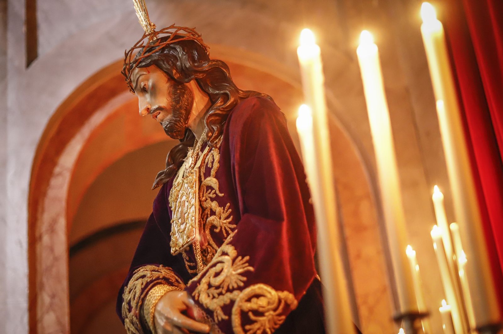 Besapiés a Jesús del Rescate en el primer viernes de Cuaresma