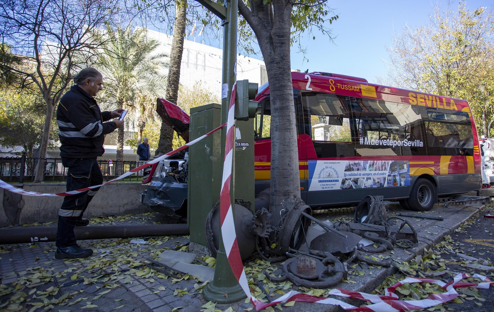 Uno de los autobuses accidentados de la línea C5 de Tussam en 2019, en la Plaza del Duque.