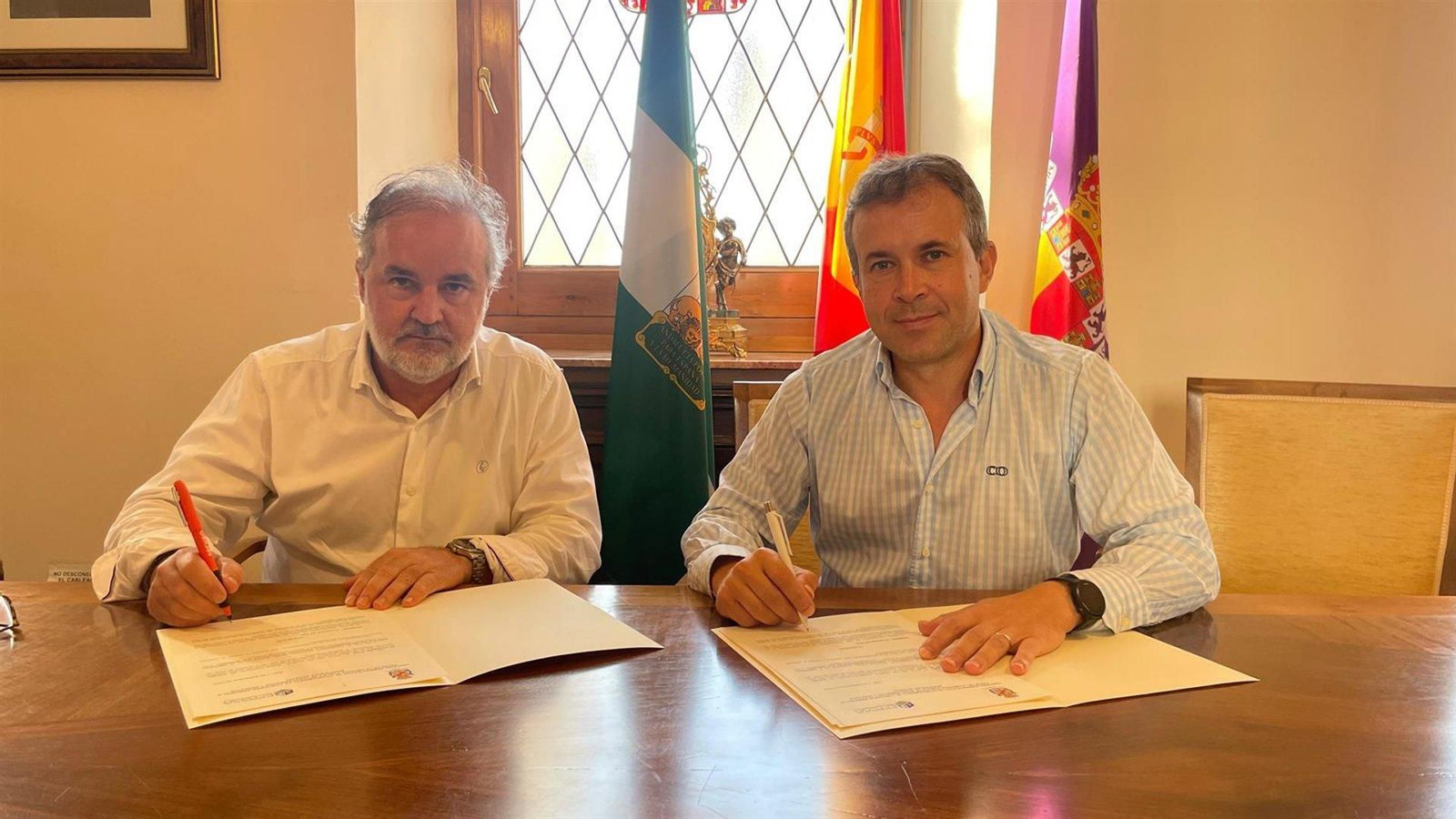 Firma de acuerdo entre el presidente del consejo de administración de Epassa, Francisco Lechuga (i), y el alcalde de Jaén, Julio Millán (d).