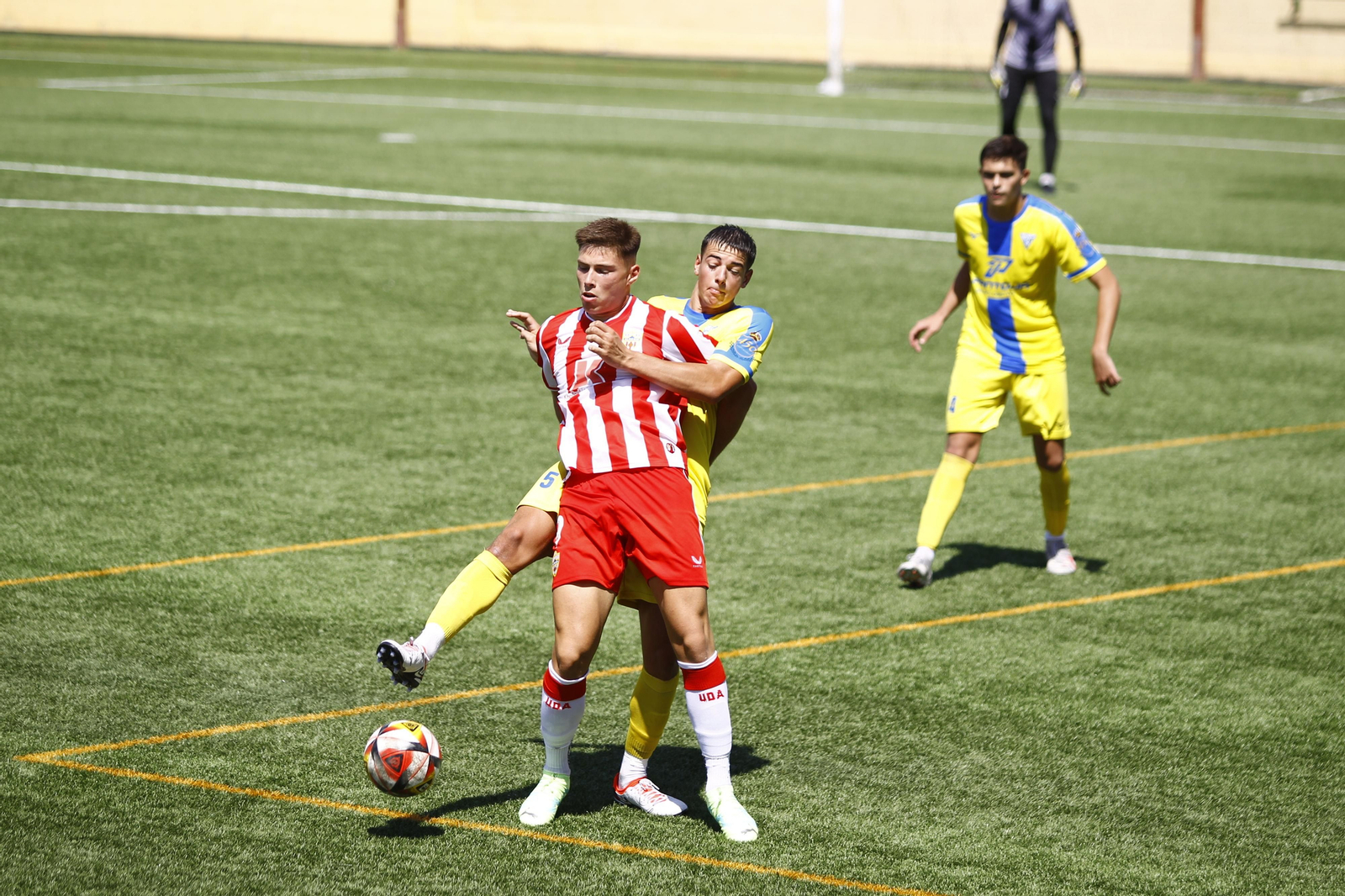 El delantero rojiblanco Pablo Castillo se faja con un rival por hacerse con la posesión del balón.