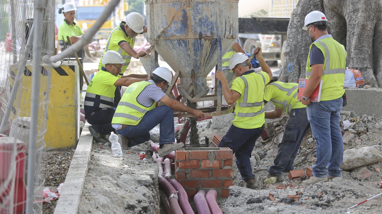 Operarios vierten hormigón en un punto de la obra del lateral norte de la Alameda.