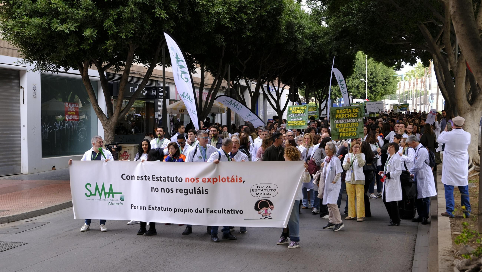 Los médicos de Almería se manifiestan contra el nuevo estatuto, en imágenes
