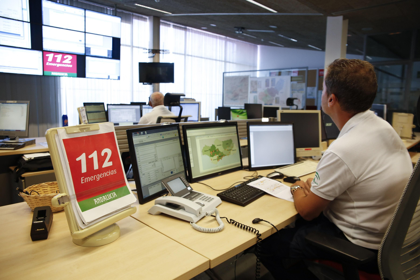 Un operario en al sala de Emergencias 112