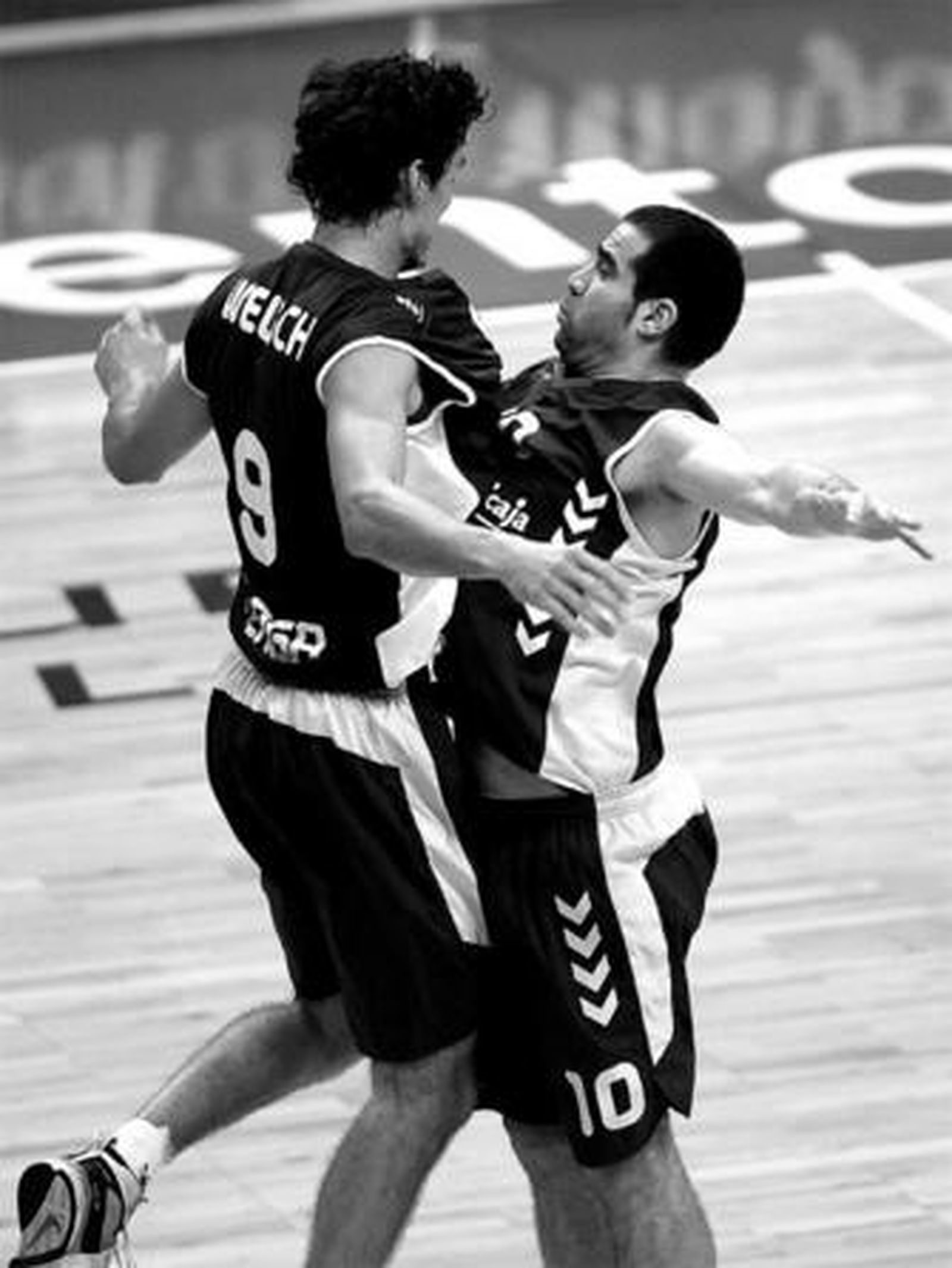 Cabezas y Welsch celebran una canasta durante el partido ante el Lietuvos Rytas.