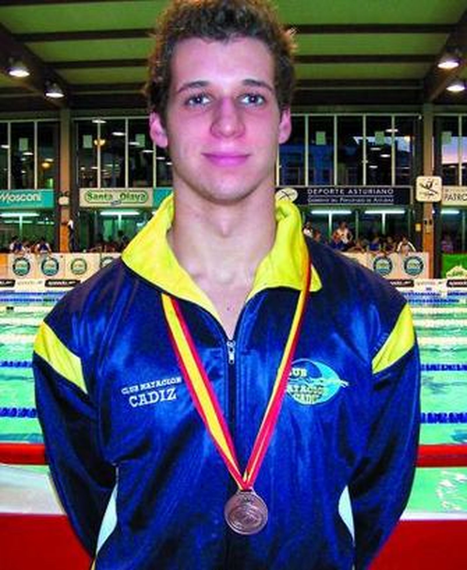 Eloy Sánchez posa con su medalla de bronce.