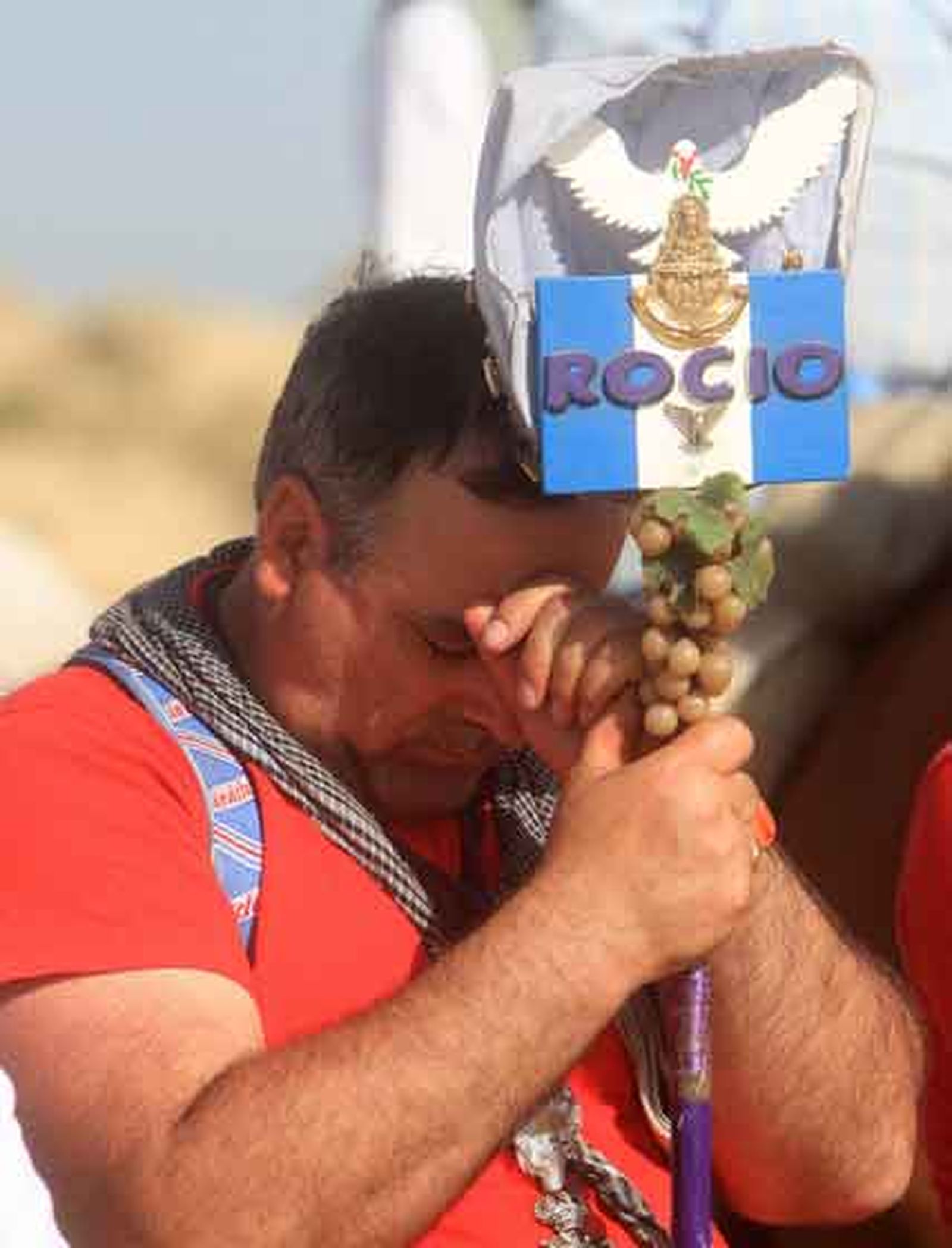 Un peregrino reza dejando clara su procedencia: la Virgen sobre la bandera de Jerez.

Foto: Juan Carlos Toro