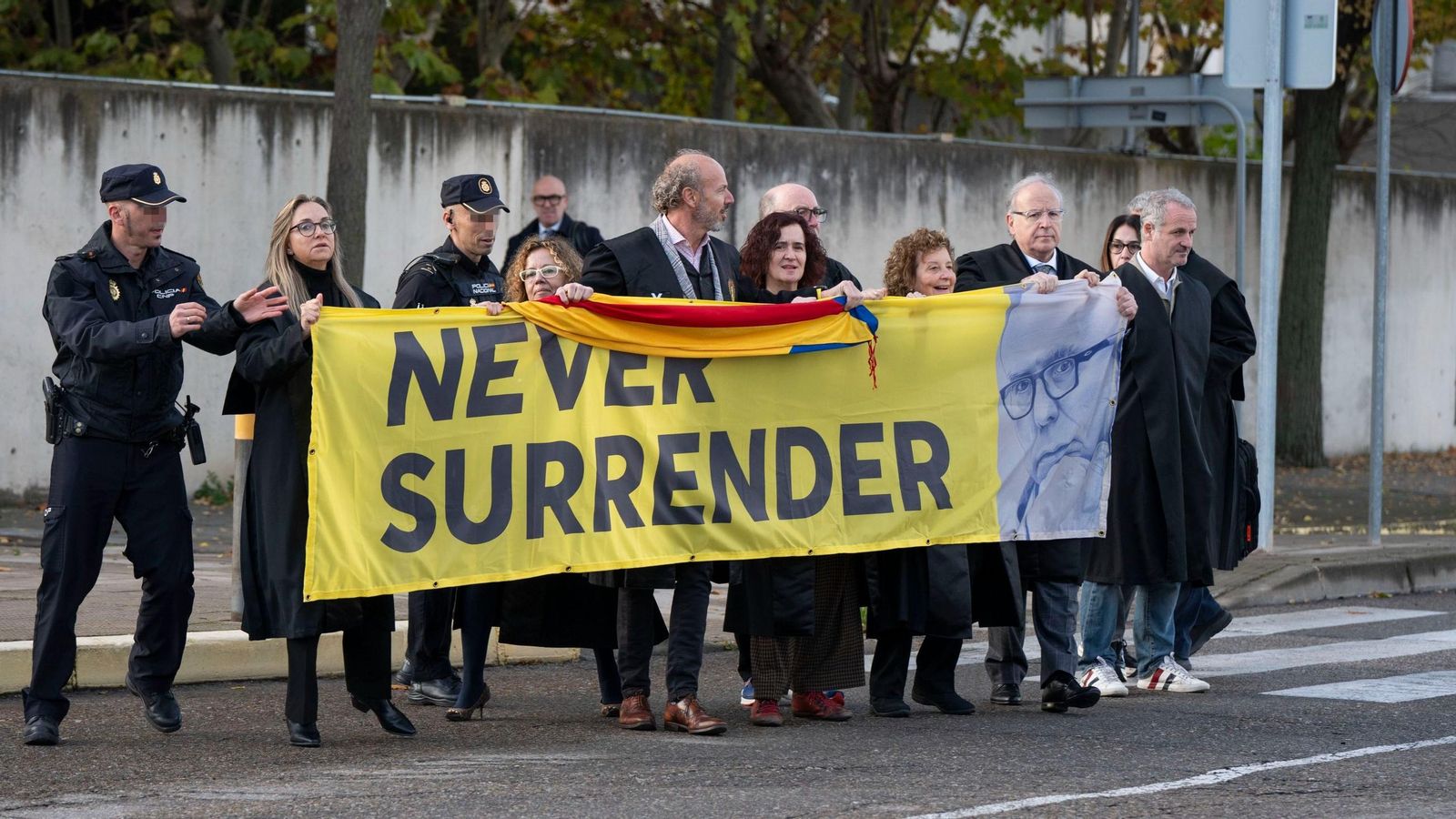 Varios independentistas, con una pancarta ante la salda de vista bajo el lema en inglés "Never surrender", nunca rendirse,