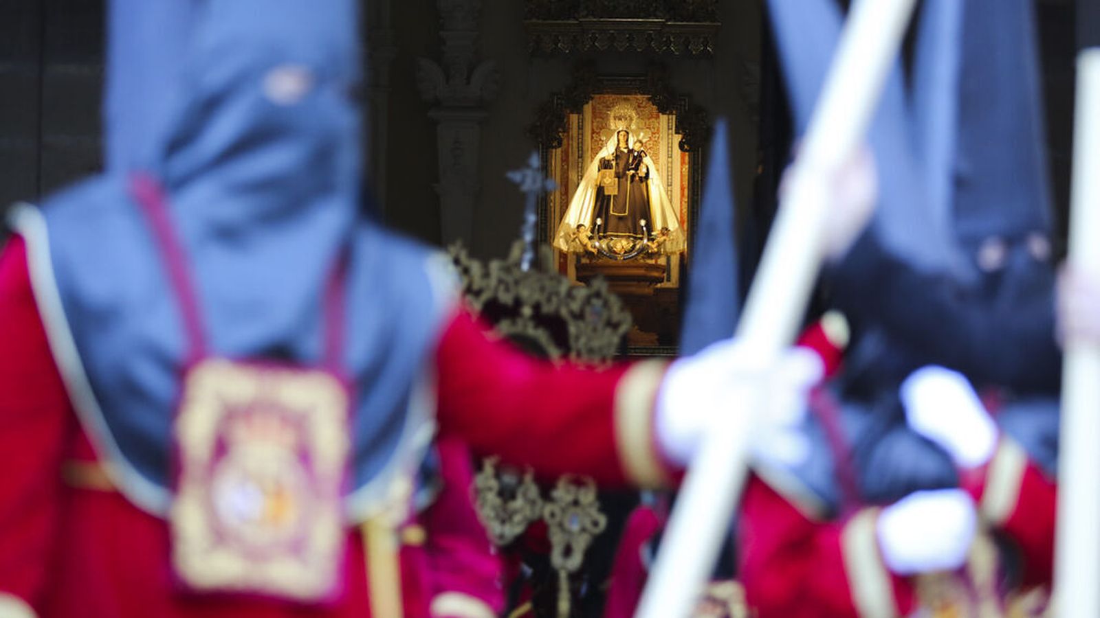 Nazarenos de la cofradía de la Misericordia saliendo desde la parroquia del Carmen.