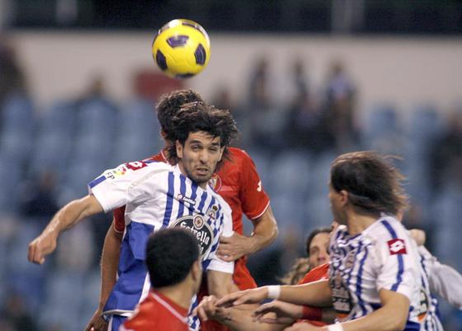 El Sevilla consigue sacar un punto tras una épica remontada en inferioridad numérica.

Foto: EFE