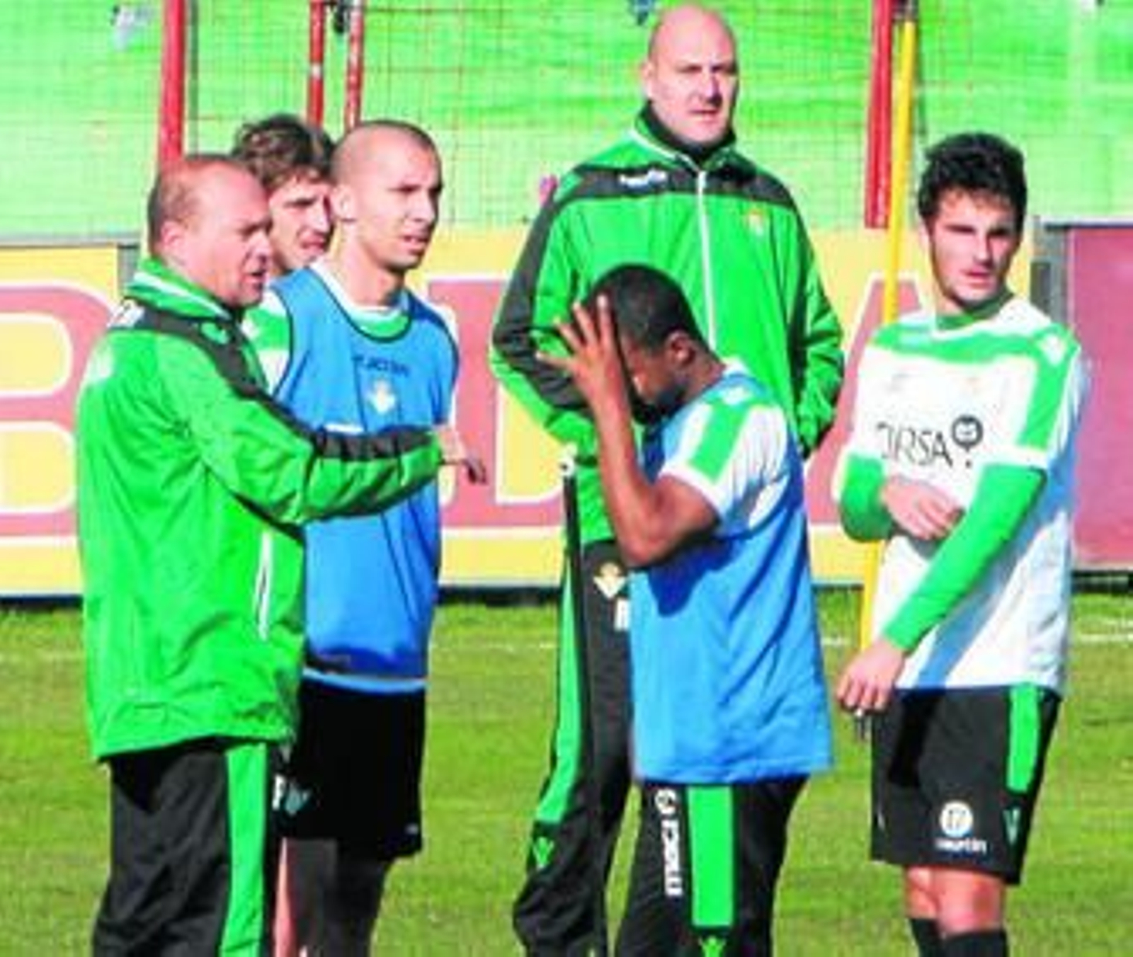 Mel dialoga con Pabón en presencia de Molins y Juan Carlos.
