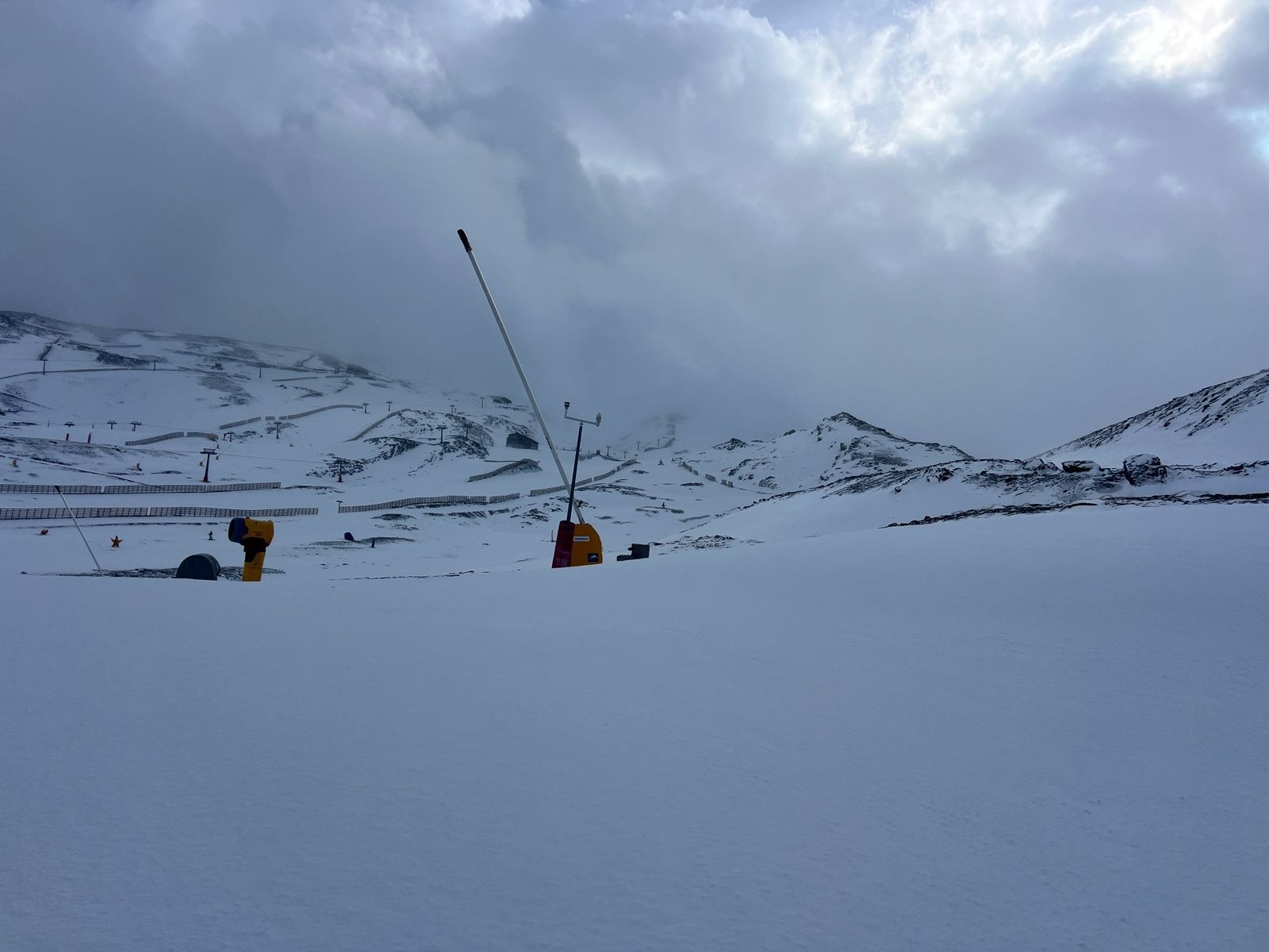 Las máquinas trabajarán en los próximos días con la nieve recién caída.
