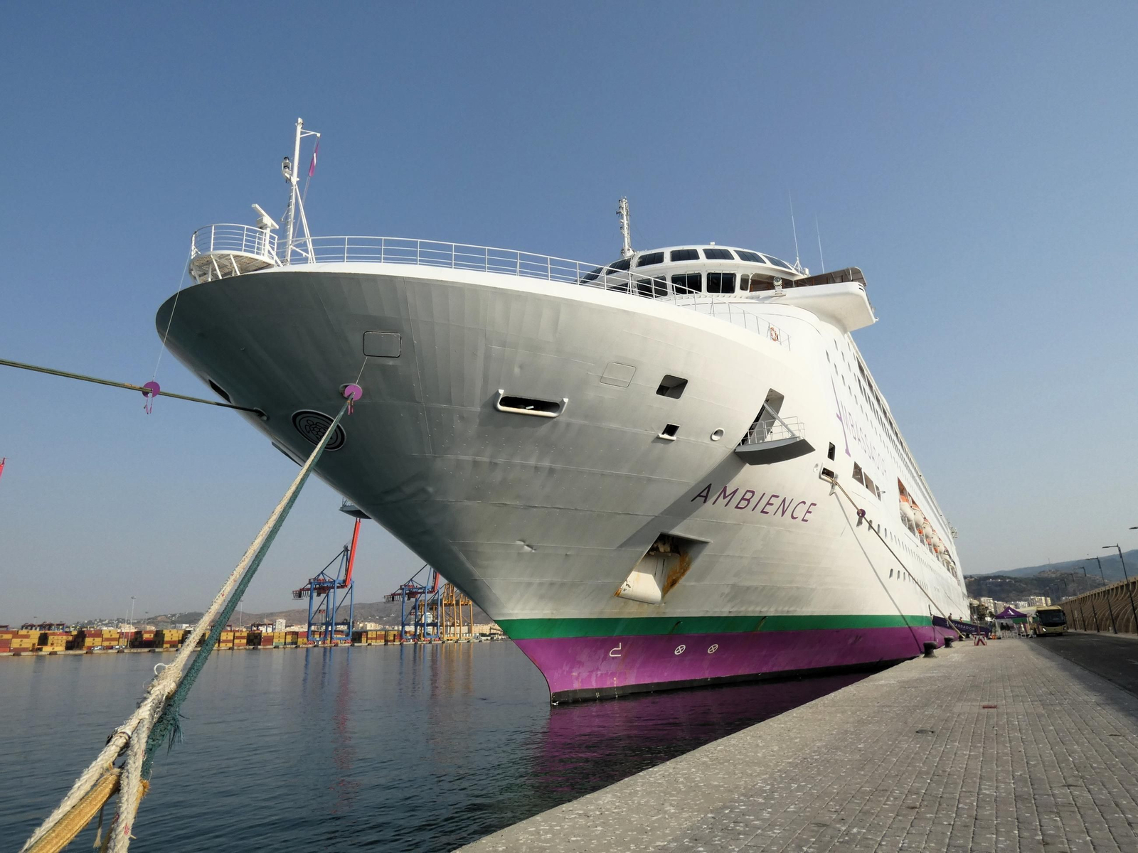 El crucero Ambience luciendo los mismos colores que la bandera de Málaga.