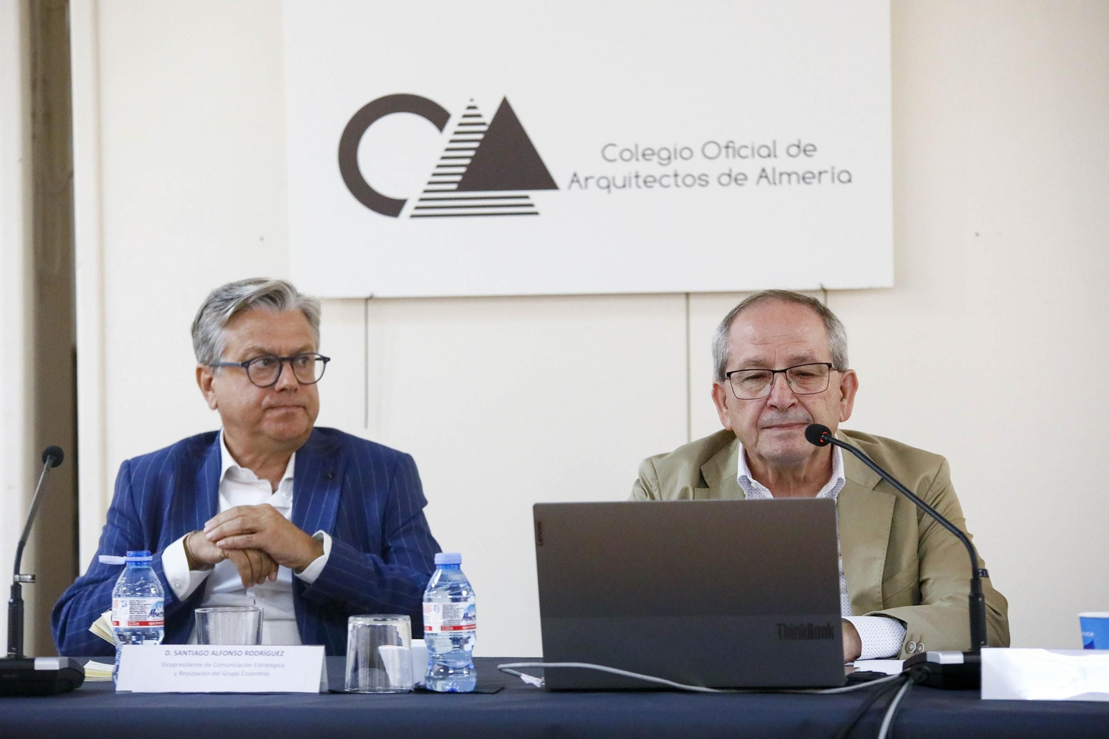 Imágenes del nombramiento como colegiado de honor a Santiago Alfonso en el colegio oficial de arquitectos de Almería