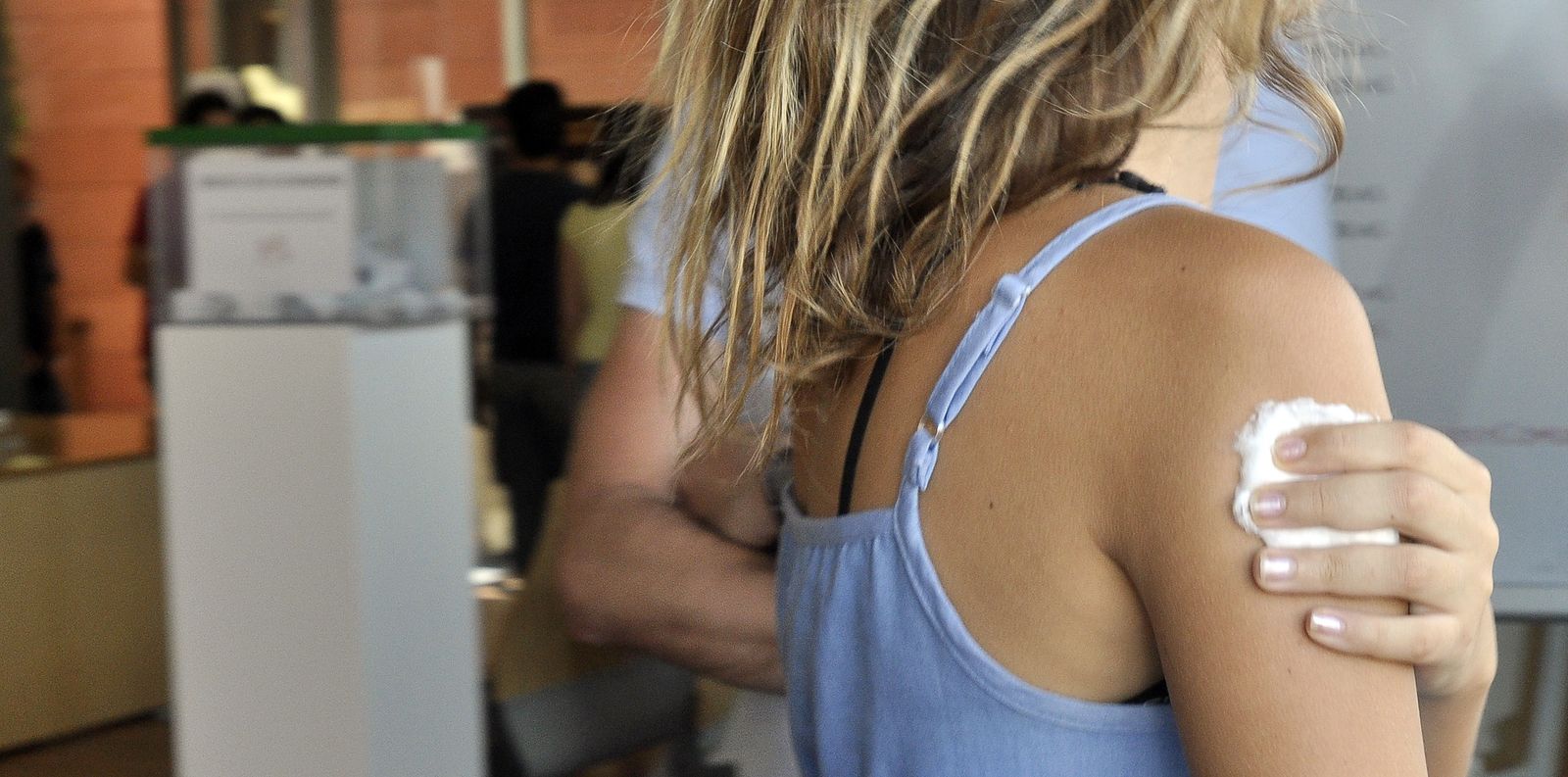 Una joven tras recibir la vacuna contra la meningitis C en una imagen de archivo.