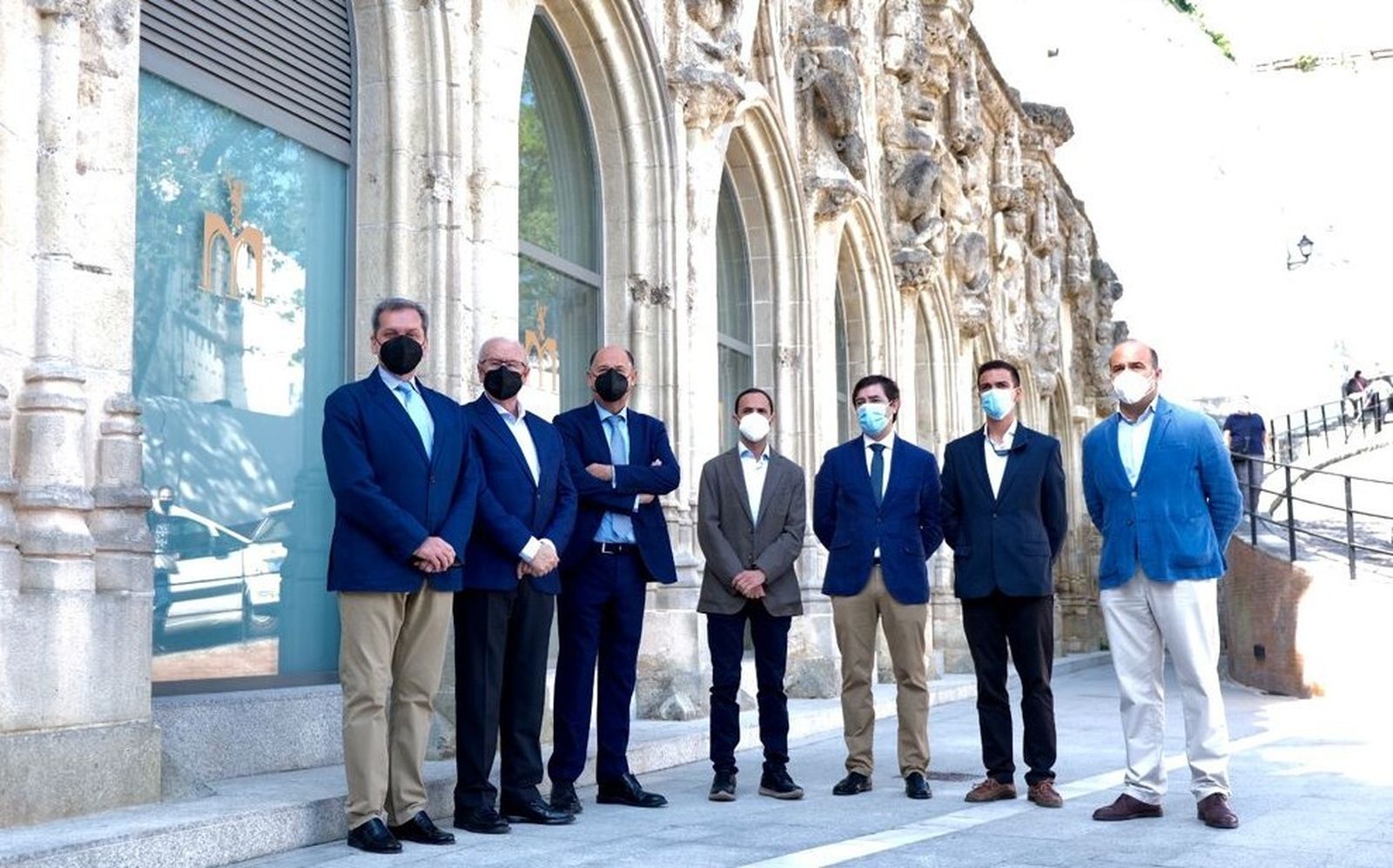 El alcalde y el presidente de la Fundación de la Manzanilla, con otros asistentes a la firma del convenio en Las Covachas.