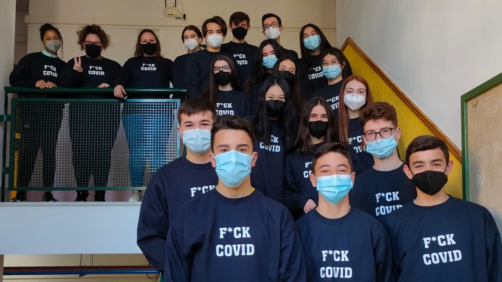 Tania Solís, con buena parte de sus alumnos del curso de la pandemia, con mascarillas y las sudaderas 'F*ck Covid' que compraron tras ganar un premio del Ayuntamiento