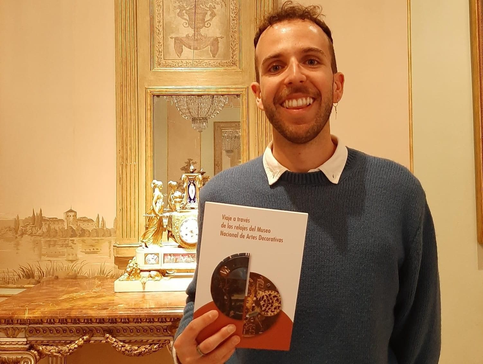 Pablo Bernal con el libro 'Viaje a través de los relojes del Museo Nacional de Artes Decorativas'