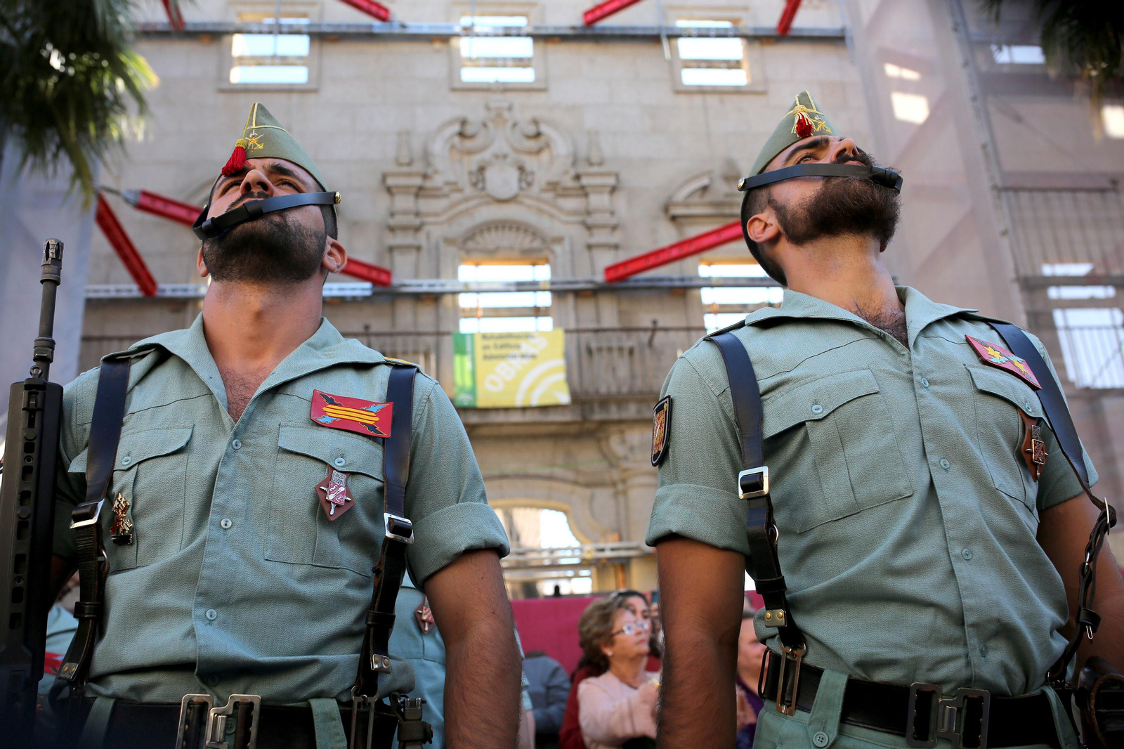Recibimiento a la Legión en las calles del centro de Huelva