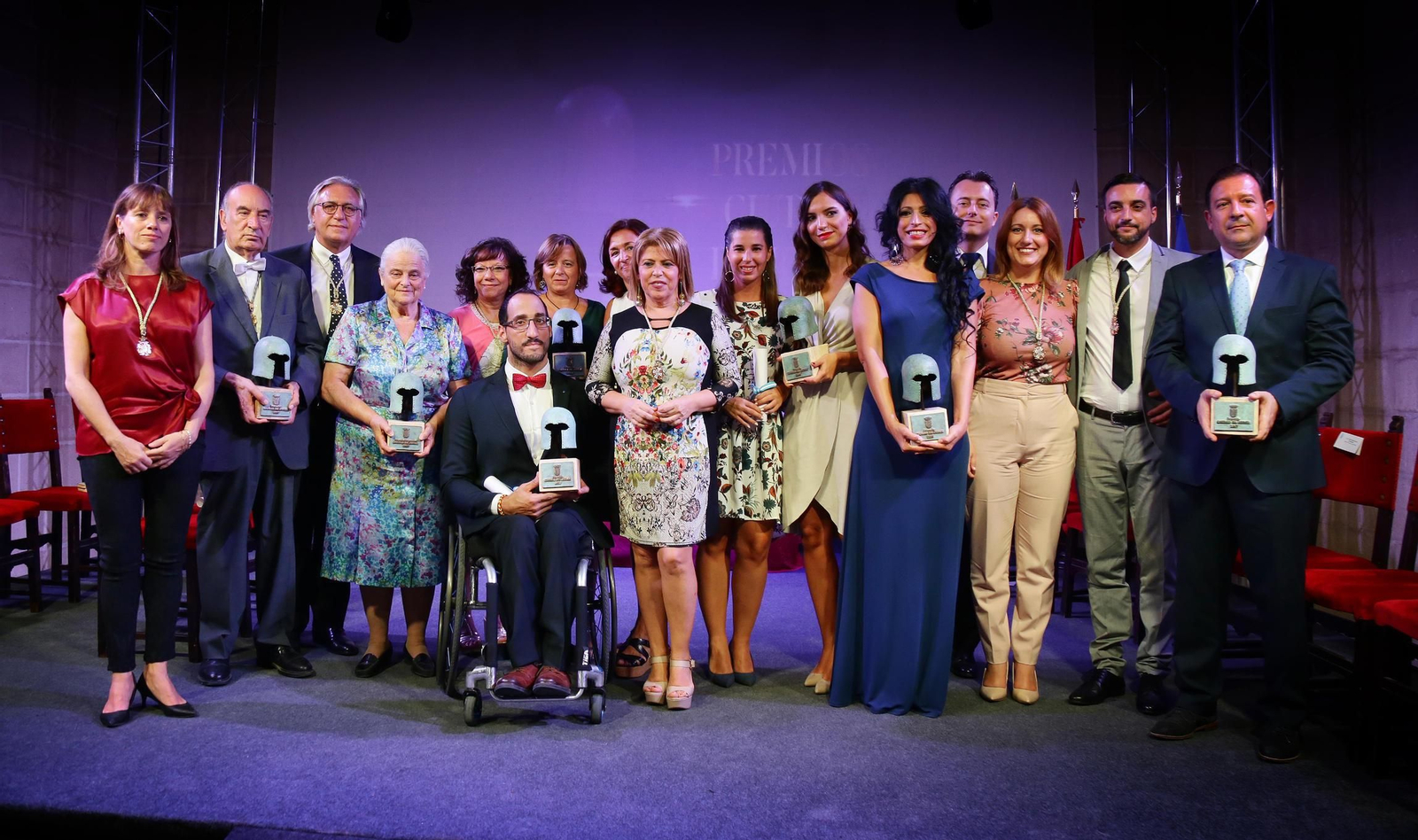 Los premiados, ayer con miembros del gobierno local y la alcaldesa.