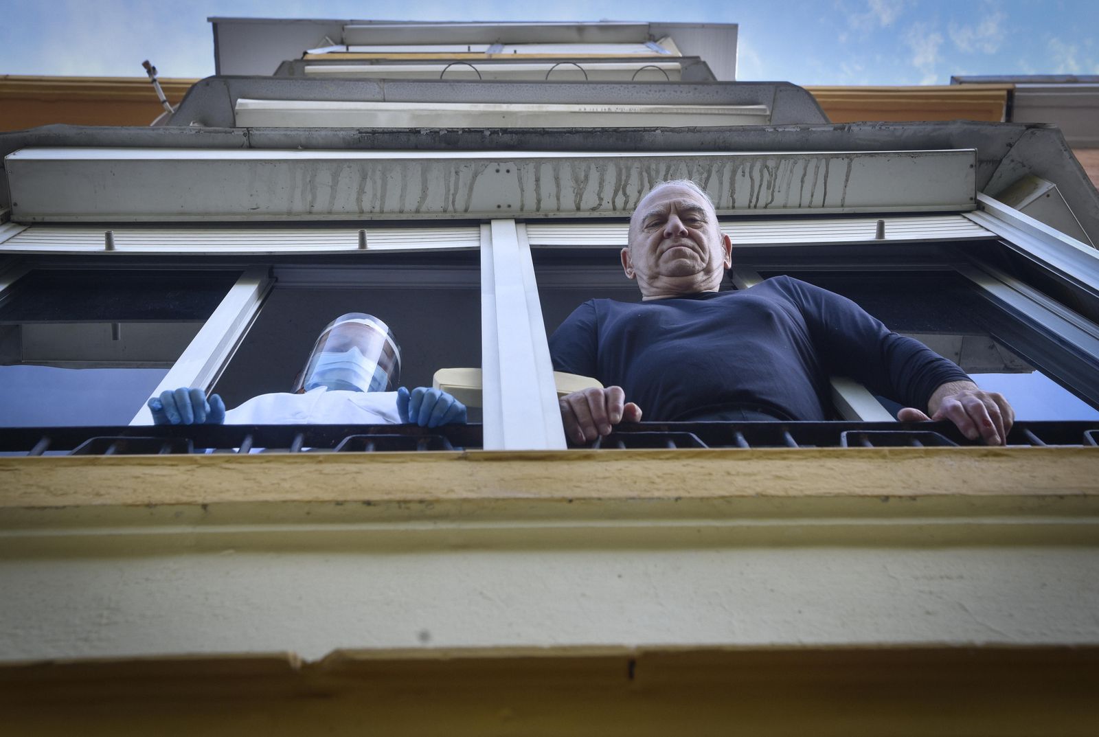 Paola y Rafael, en el balcón de la casa de éste.