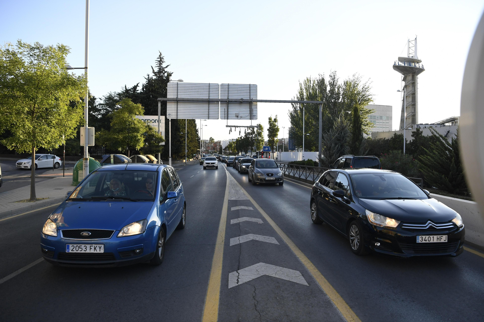 Tráfico intenso en la entrada a la ciudad en la carretera de Armilla.