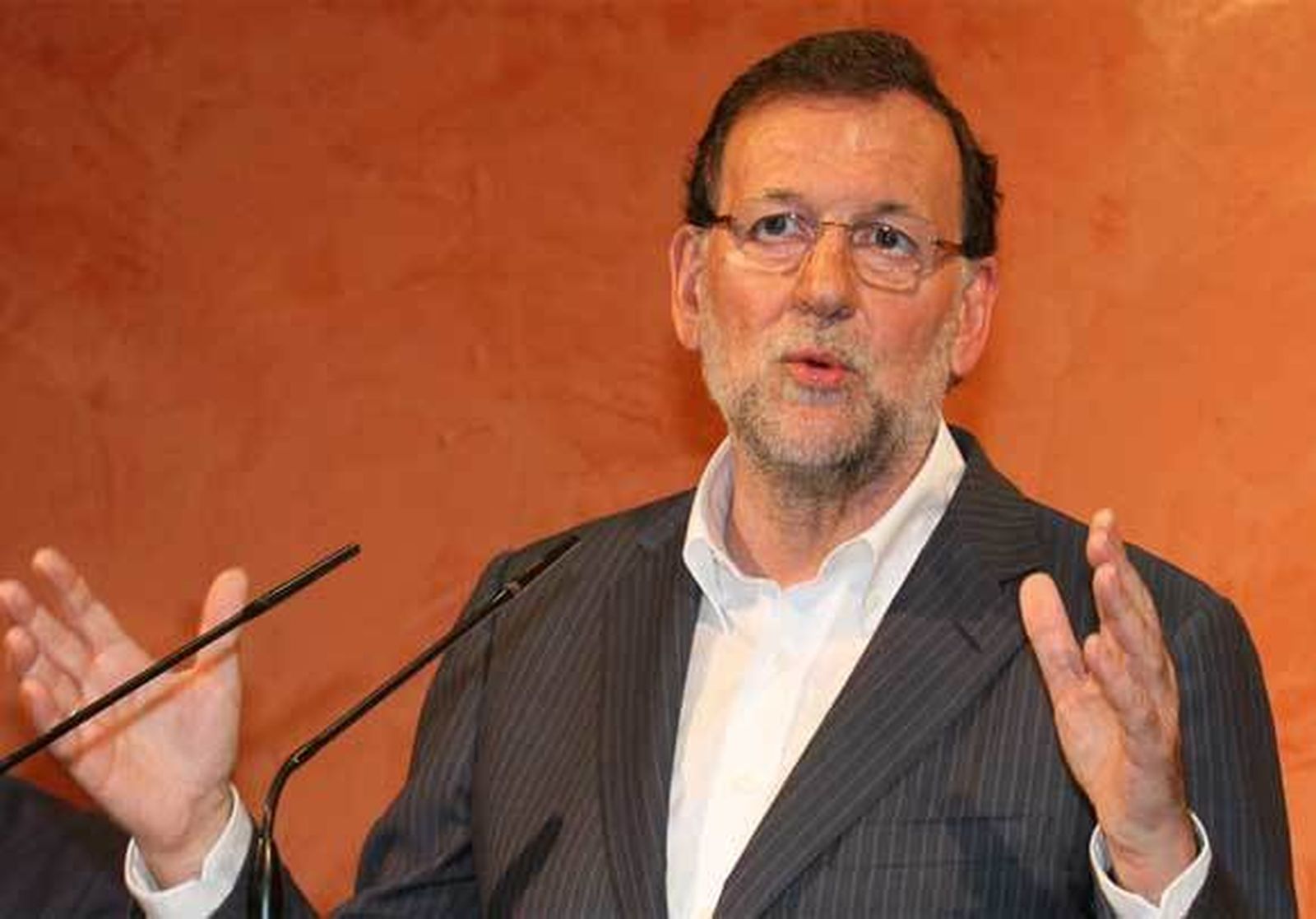Rajoy critica al PSOE por intentar "pescar algo en río revuelto"