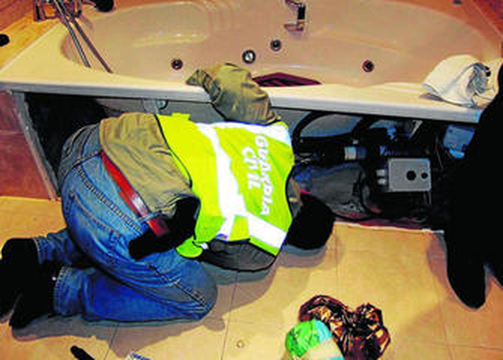 Inspección del jacuzzi de una vivienda de El Puerto bajo el que se encontró el dinero en metálico en 2010.