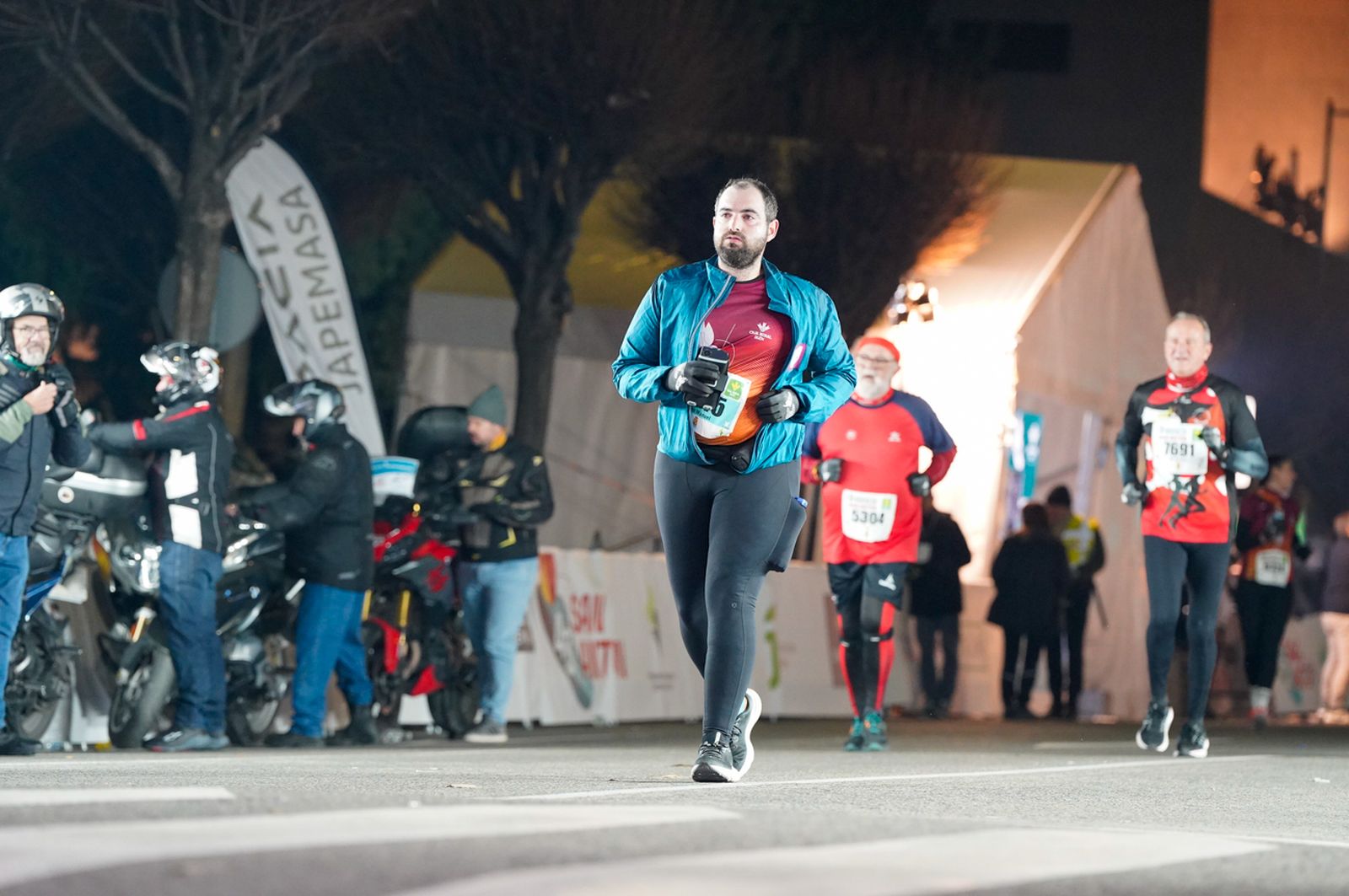 En imágenes: búscate en tu llegada a meta de la Carrera de San Antón 2026 (5)