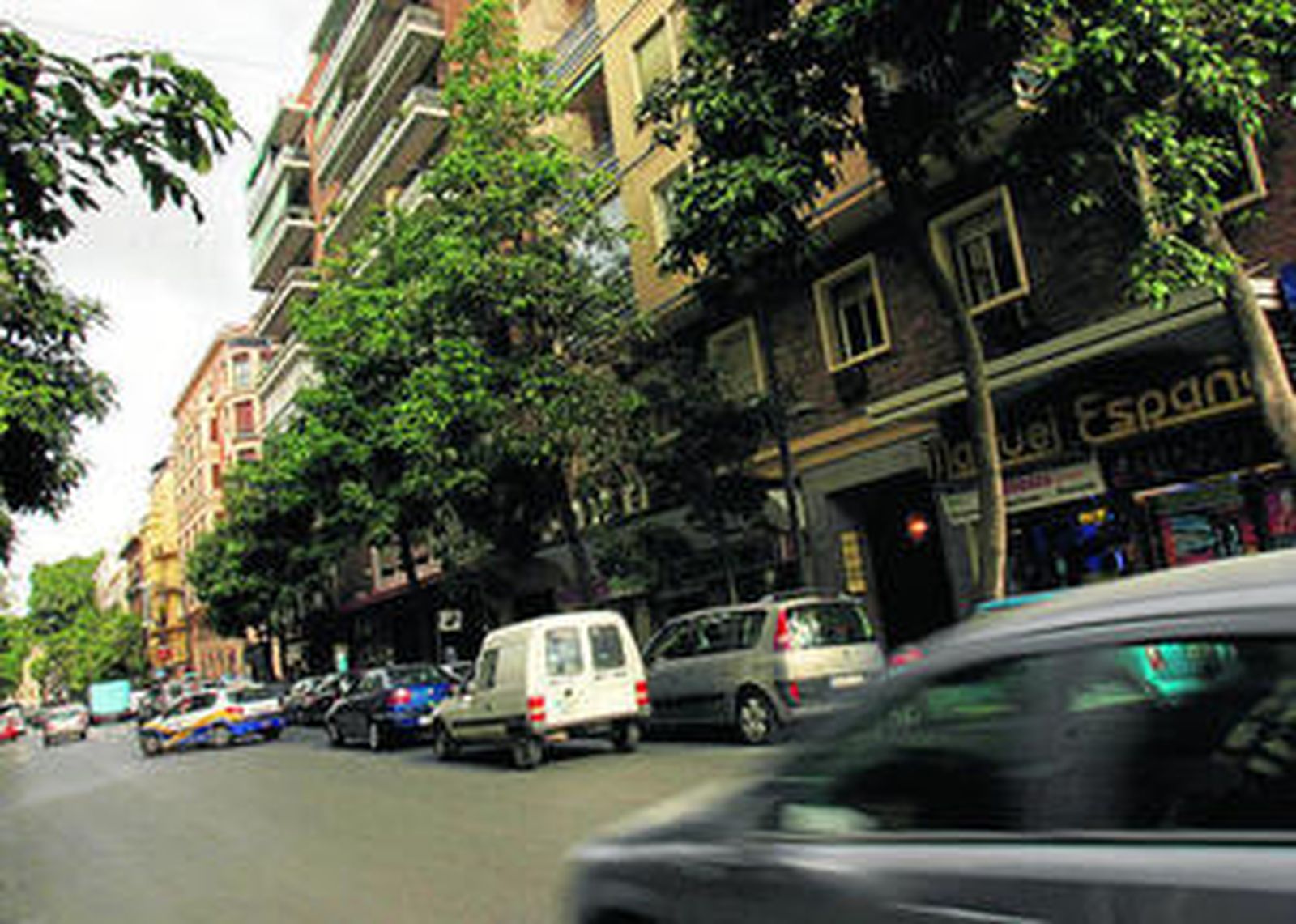 Coches aparcados en doble fila en la calle Córdoba de la capital malagueña