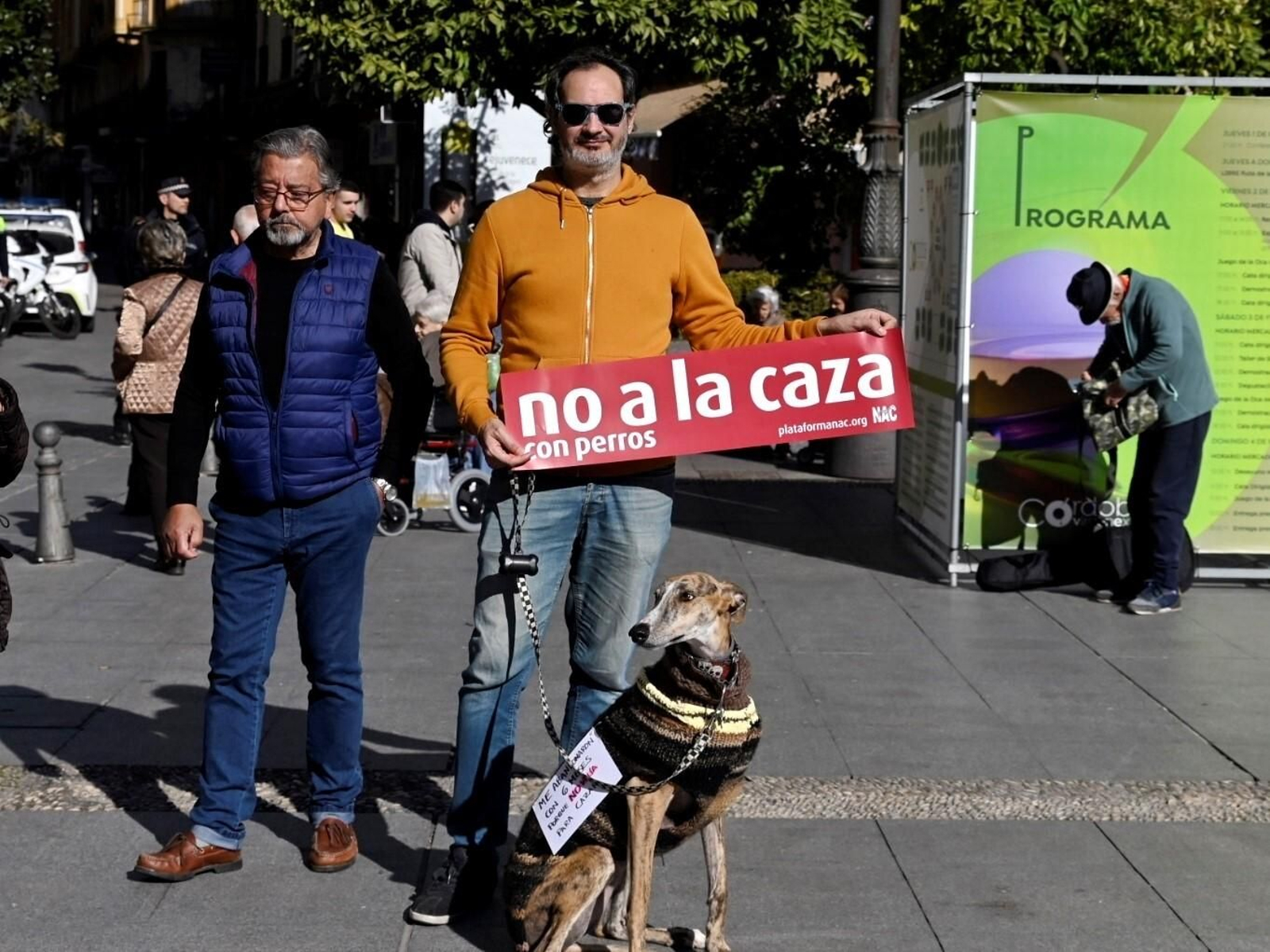 La manifestación para acabar con la caza con perros en Córdoba, en imágenes