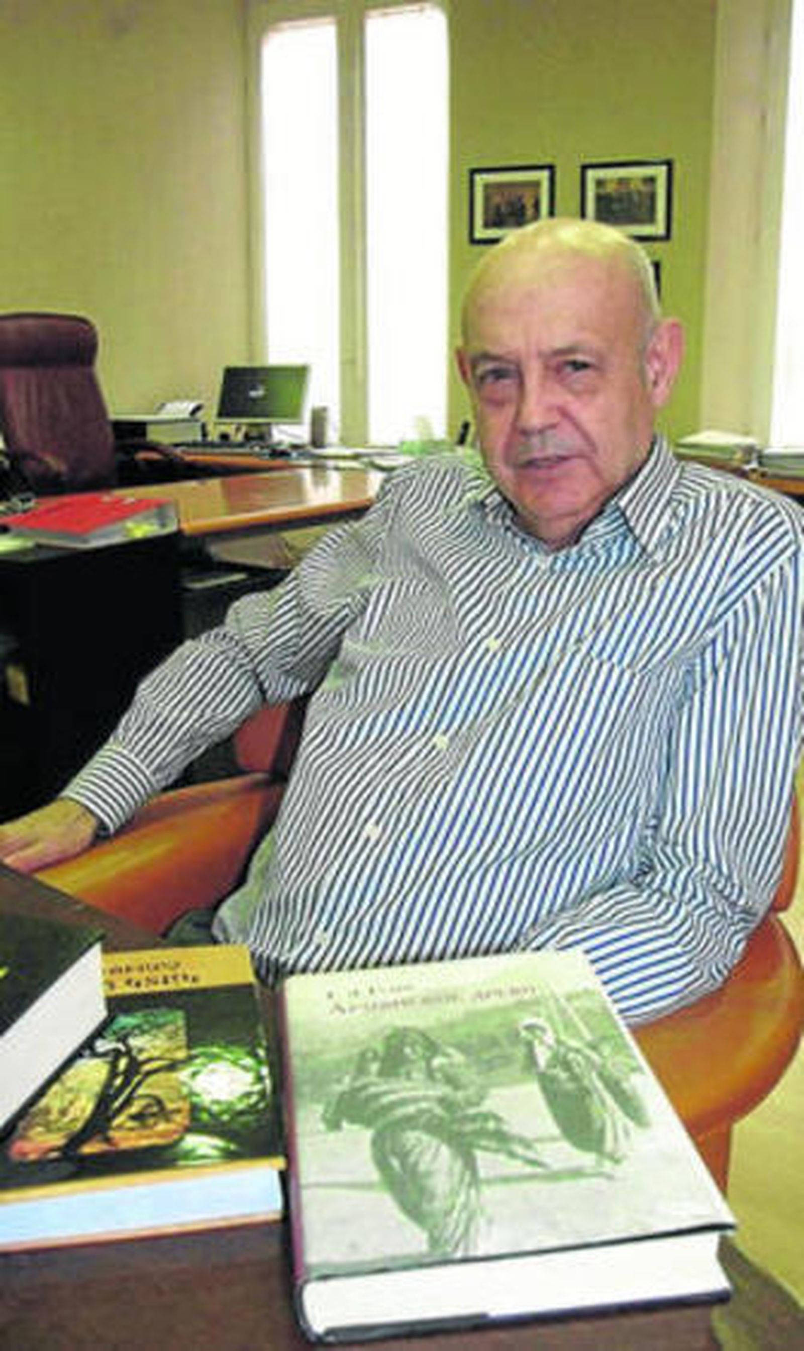 Gonzalo Hernández Guarch, en su despacho, rodeado de libros.