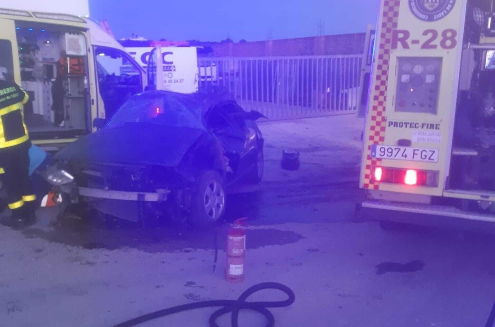 Estado en el que quedó el vehículo tras el accidente en el carril de la Lobita en Conil