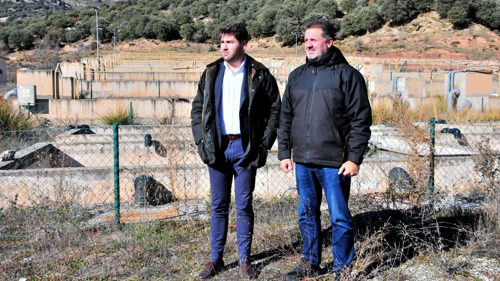 El delegado Manuel Francisco García junto con el alcalde de Huétor Santillán, José Carlos Ortega, en las instalaciones del centro