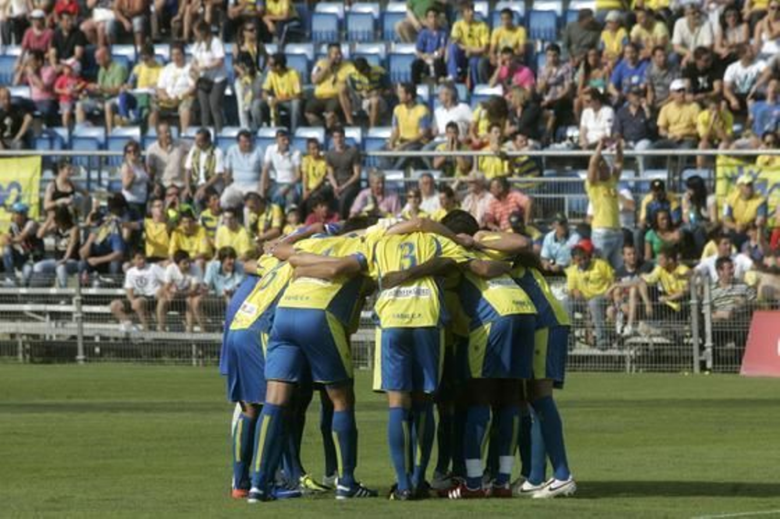 Conjura amarilla antes de comenzar el partido. 

Foto: Jesus Marin