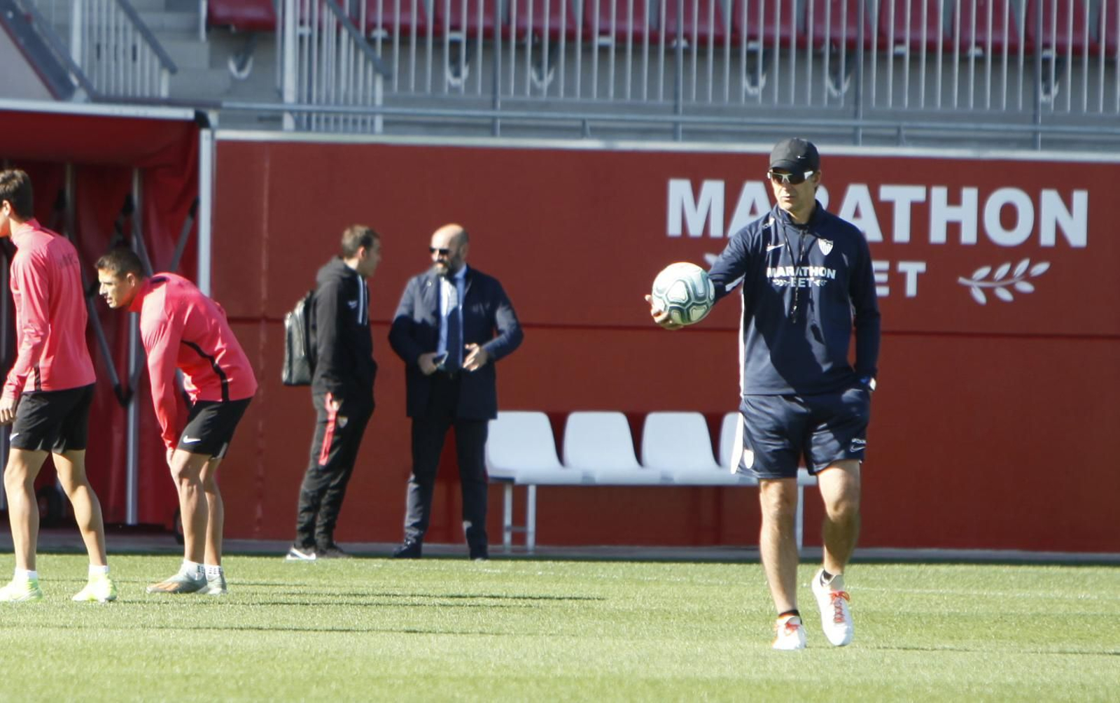 Lopetegui juega con un balón con Fernando Navarro y Monchi al fondo.