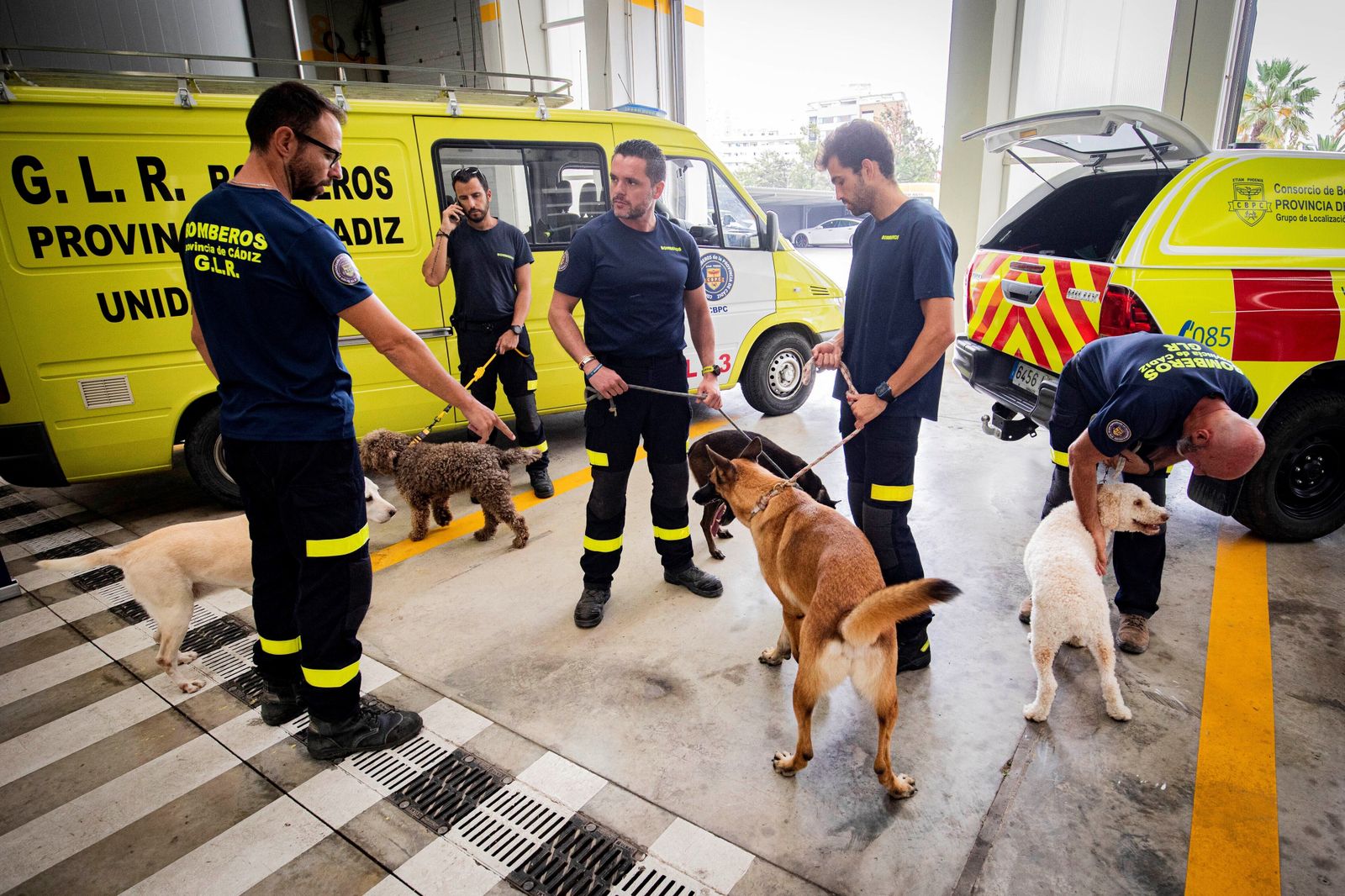 Algunos de los bomberos desplazados a Marruecos junto a sus perros.