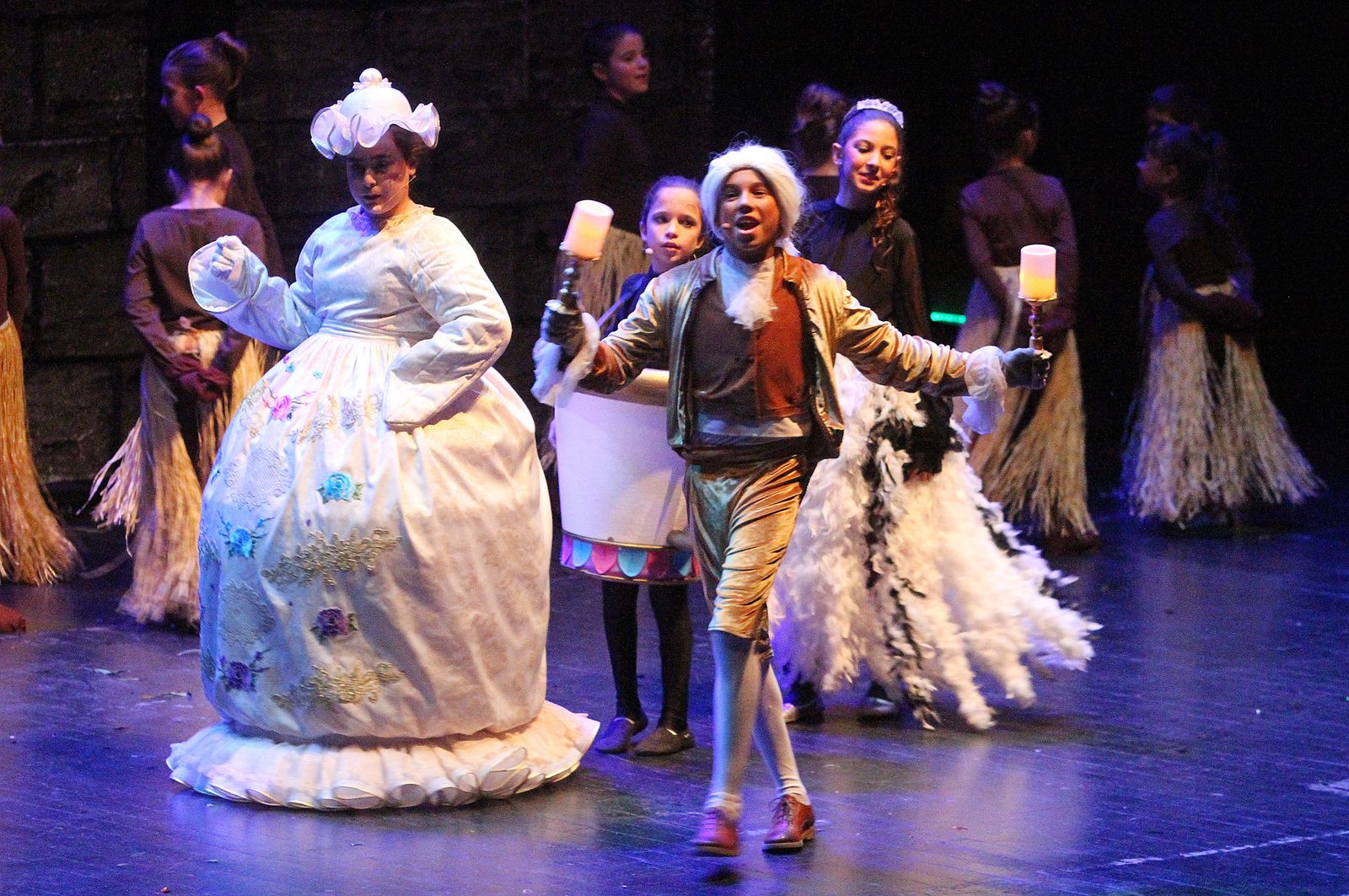 Imágenes de la representación 'El Ala Oeste' basado en la película de Disney 'La Bella y la Bestia'.