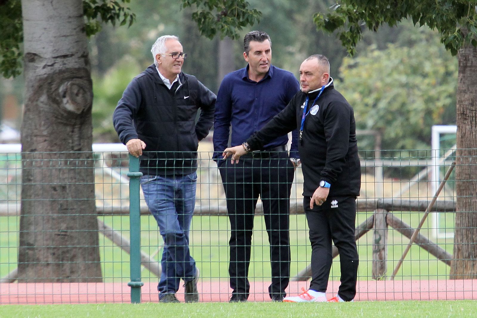Edu Villegas charla con Uribe en un entrenamiento en el campo 'Pepe Ravelo'.