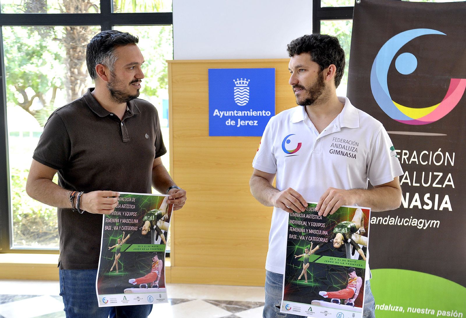 Jesús Alba y Nicolás Fresneda, con el cartel del Campeonato de Andalucía.