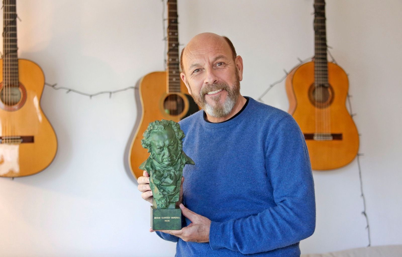 El cantautor portuense Javier Ruibal posa con su Goya ganado este año.