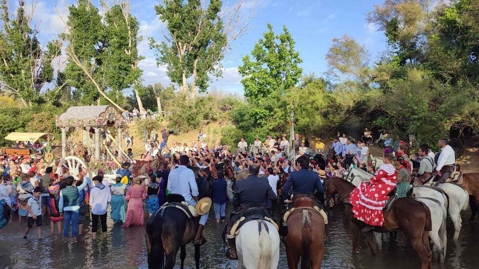 La Hermandad del Rocío de Córdoba se reúne en el cruce del Quema.