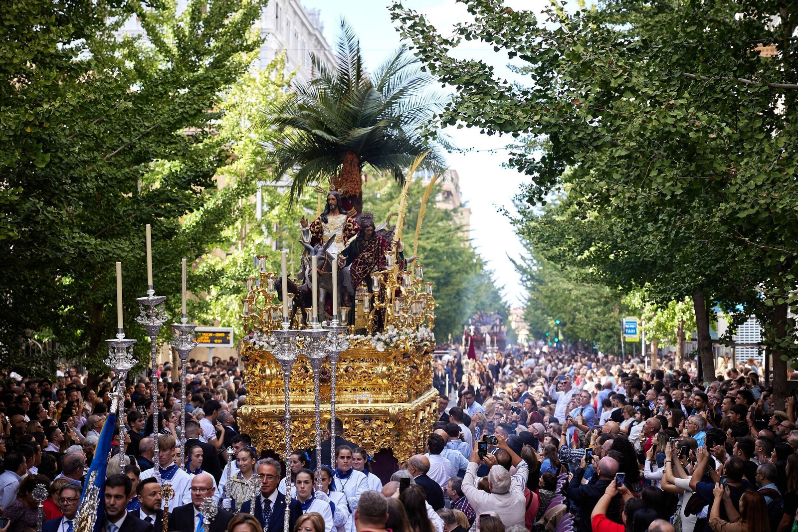 La celebración de la Procesión Magna de Granada, en imágenes