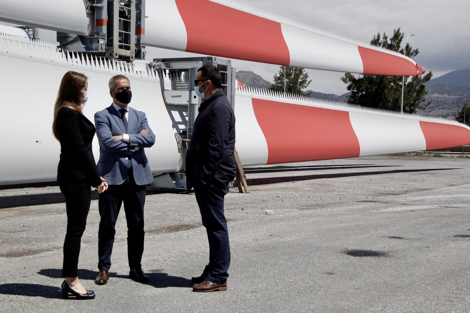 Virginia Fernández y José García Fuentes con un responsable logístico.