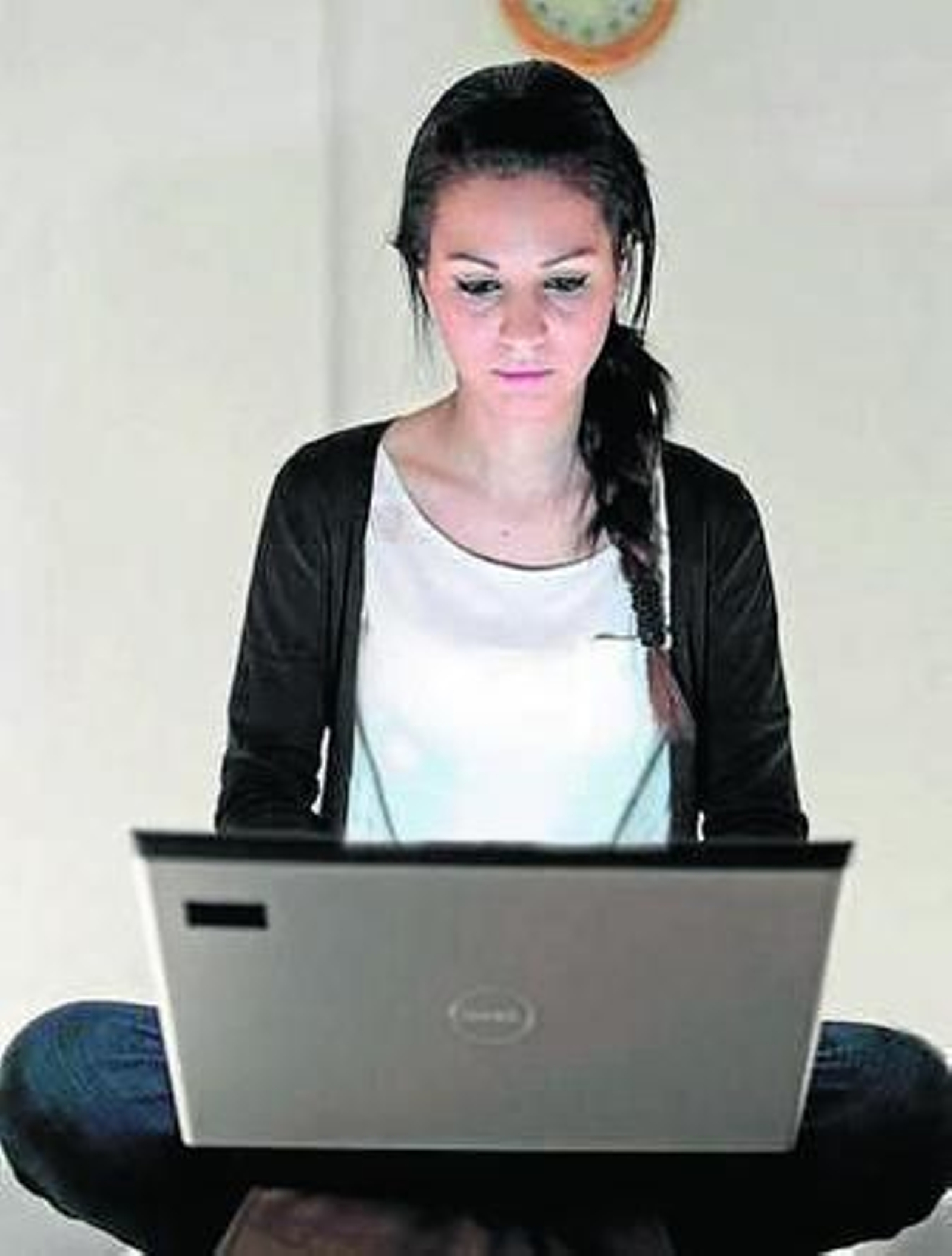 Una joven ante su portátil.